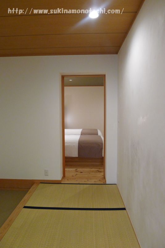 萃 sui-諏訪湖で宿泊した部屋「風露」の主室から寝室に続く長い通路